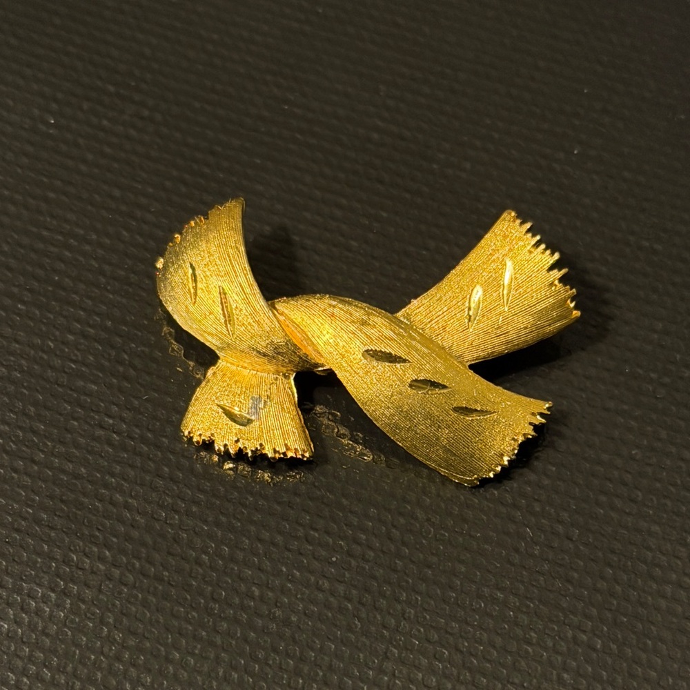 Chic Gold Bow Hair Clip